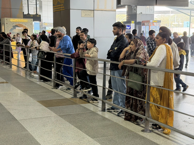 霧霾嚴重影響航班　印度民眾德里機場等待親友