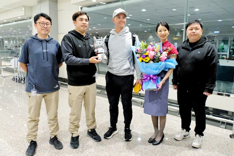 台美混血好手費柴德抵台　中職送上吉祥物歐告娃娃