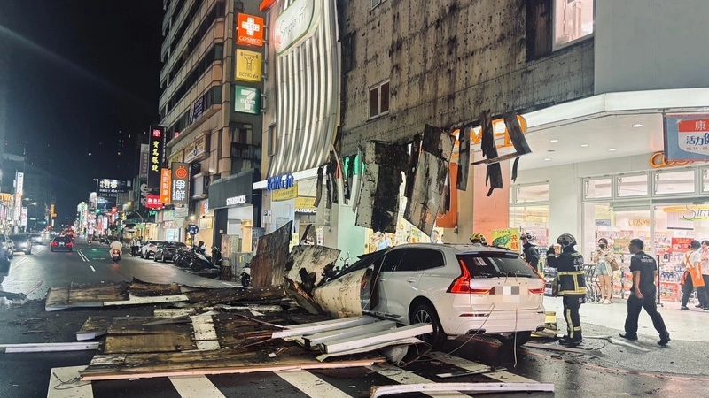 台中勤美商圈招牌掉落砸車　乘客受驚嚇無大礙
