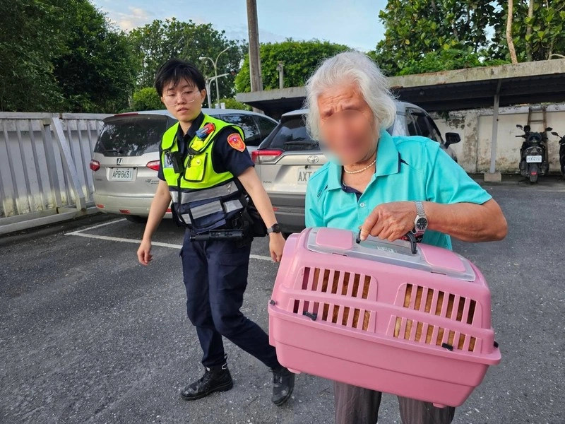 萬里溪堰塞湖警戒撤離暖心插曲  警察姊姊助尋回愛貓
