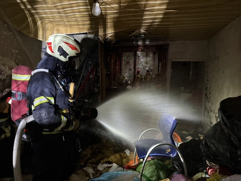 基隆七堵民宅暗夜惡火　屋內堆雜物幸無人傷亡