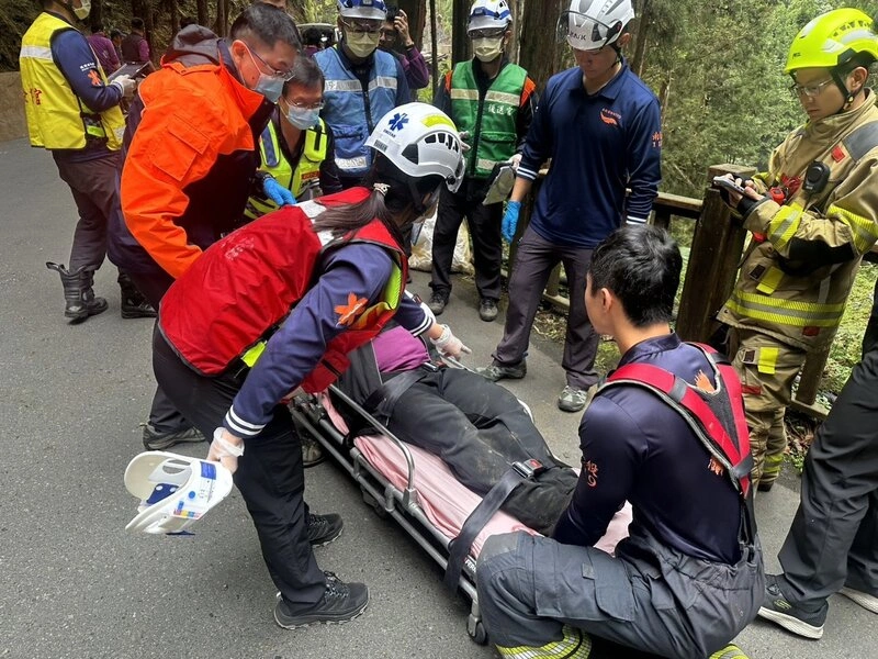 南投杉林溪遊園接駁車墜谷　6傷、1人無生命跡象