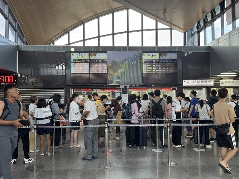 堰塞湖恐溢流台鐵部分車班停駛 花蓮站午後趕搭末班