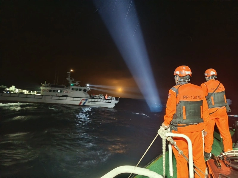 F-16V飛官疑跳傘 海巡署：調派3艦6艇搜救