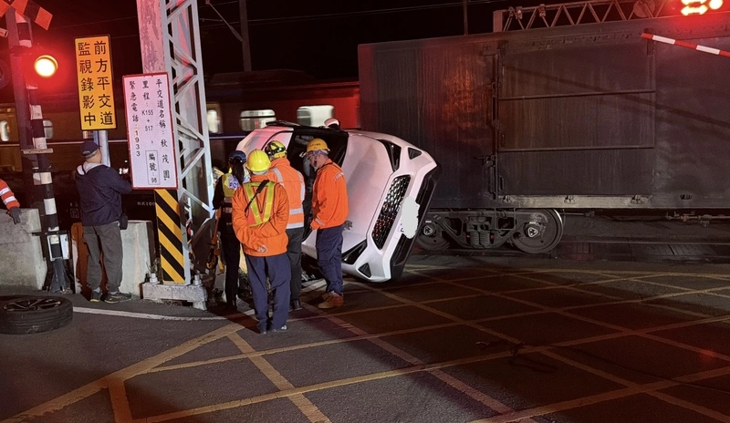 疑闖平交道遭貨運列車撞　小客車駕駛逃生未受傷