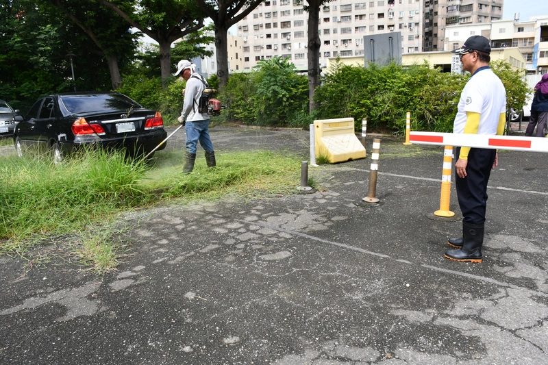 停車場鬼月不宜除草引議論　彰化市長闢謠、將懲處承辦人員