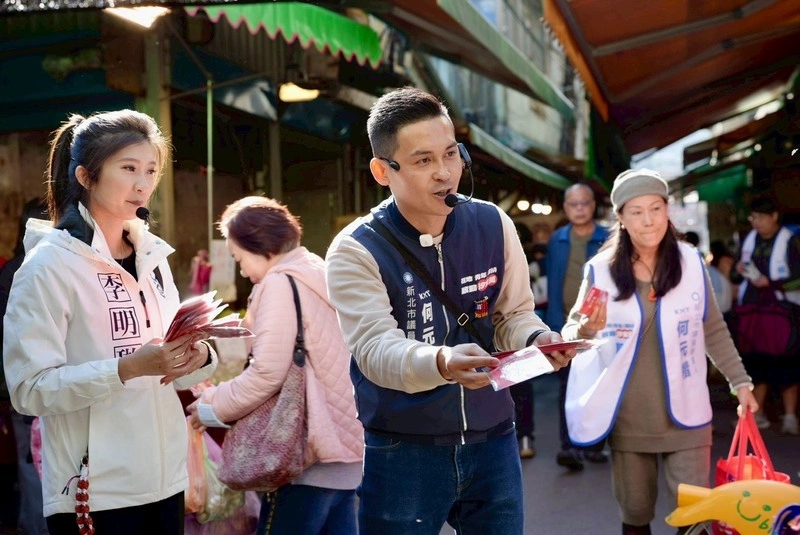 新北市議員選舉　藍綠參選人紛上街拜票