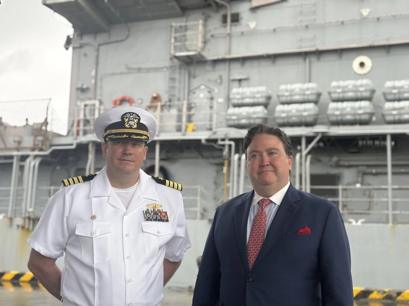 美國駐越南大使與海軍指揮官