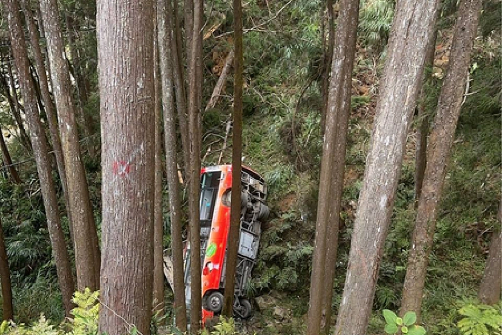 南投杉林溪遊園接駁車墜谷　1命危、6輕重傷送醫