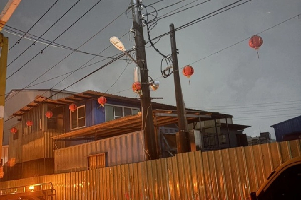 高雄入夜雷雨交加多處停電  仁武區1098戶搶修中