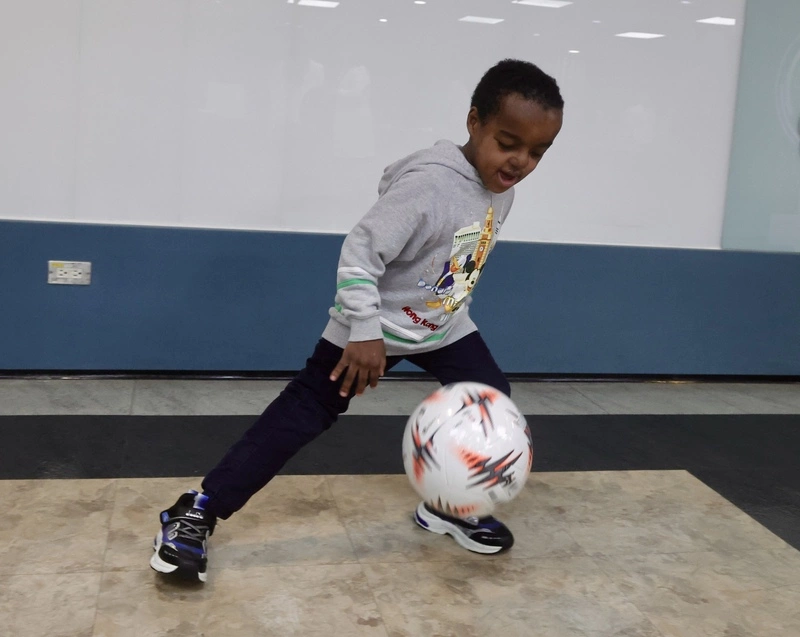 非洲6歲童跨半個地球求醫　北醫助重生跑跳圓足球夢