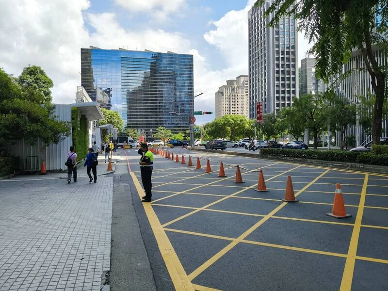 台中新光三越將復業　警備戰七期百貨商圈車潮