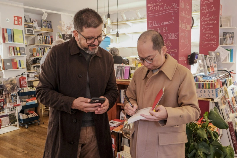 黃崇凱在西班牙馬德里書店為當地書迷簽書