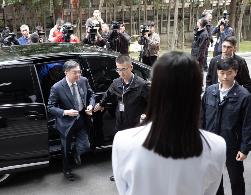 卓榮泰搭車抵立法院