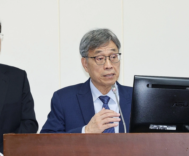 陳駿季立院經委會備詢