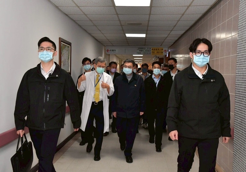 卓榮泰探視陳光復　高雄榮總：狀況改善將協助復健