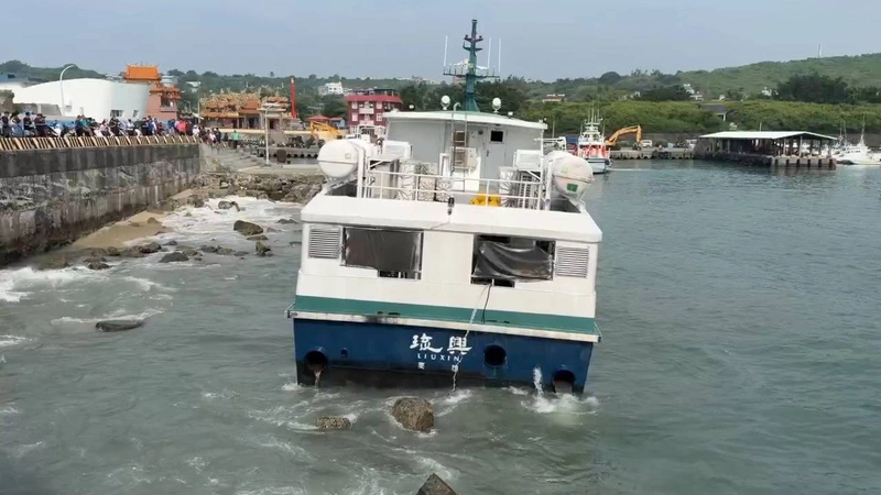 小琉球公船大福漁港擱淺　乘客35人接駁上岸