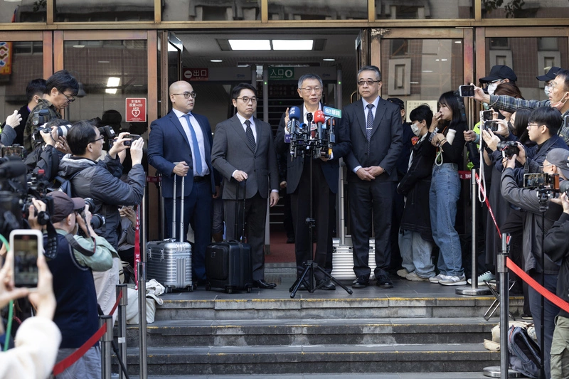 柯文哲與委任律師於北院外簡短發言