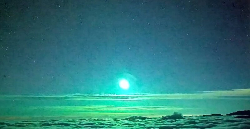 罕見畫面　南橫火流星照亮雲海