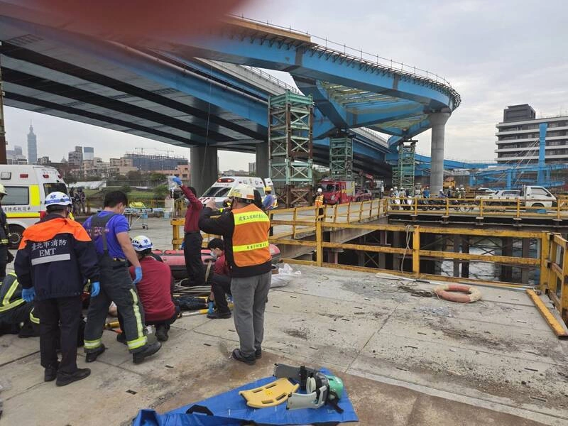 北市民權大橋2人連同工程車墜河　1人無呼吸心跳