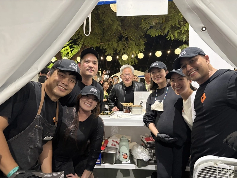 黃仁勳逛GTC夜市  鍾情「台灣攤」嗑涼麵、抄手