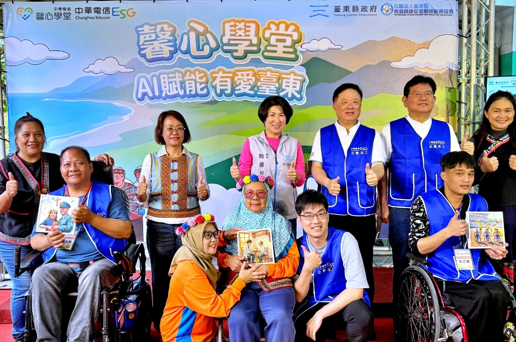 臺東長輩用AI畫出自己的故事！中華電信攜手臺東縣政府推「馨心學堂」 科技傳愛彩繪臺東 落實數位平權讓長輩也能玩AI