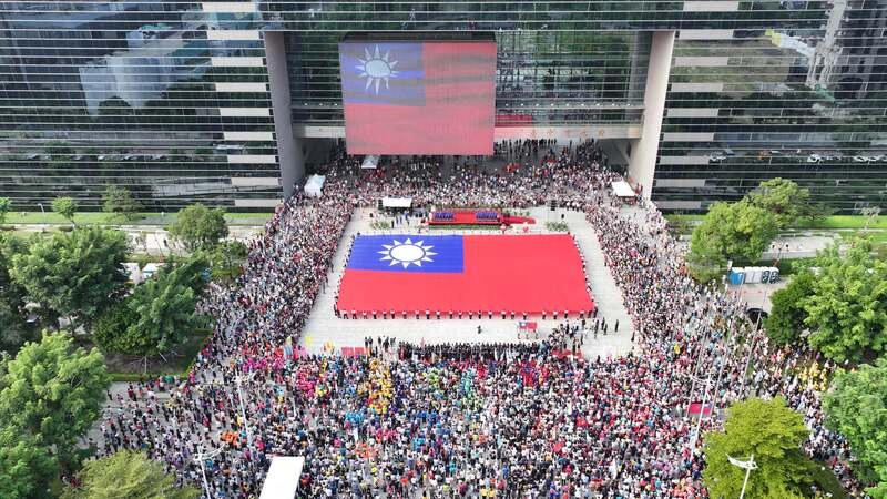 台中元旦升旗　88名城市英雄展護巨幅國旗進場