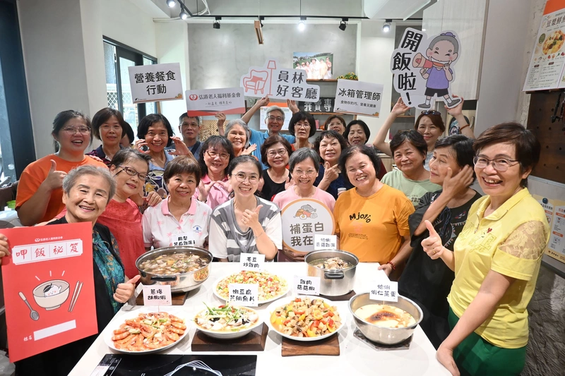 長輩練習當冰箱管理師　弘道員林開放自煮共餐