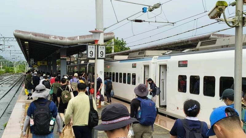 花蓮光復火車站湧現志工人潮