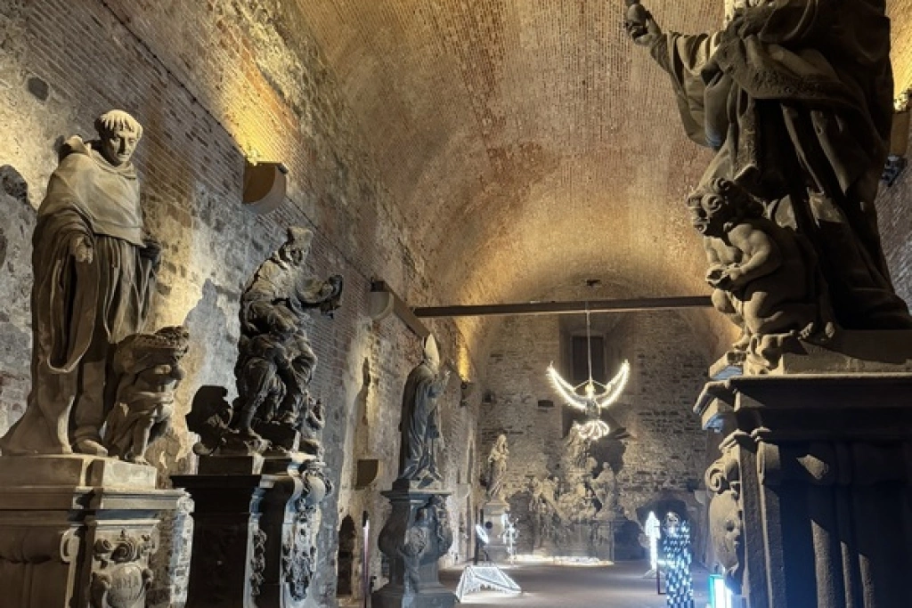 布拉格高堡神秘地下坑道  查理大橋原始雕像安然保存