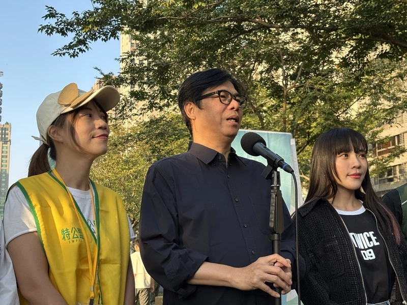 陳其邁出席彩繪輕軌列車活動