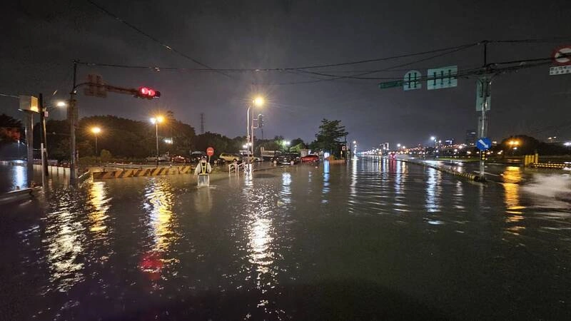 新北大雨二重疏洪道積淹水　疏洪十路以北封閉