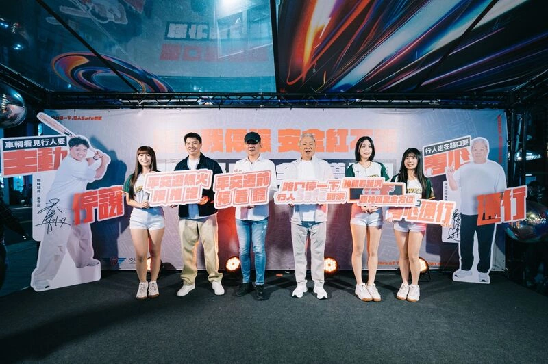 吳念庭、吳復連西門町參加路口安全快閃活動
