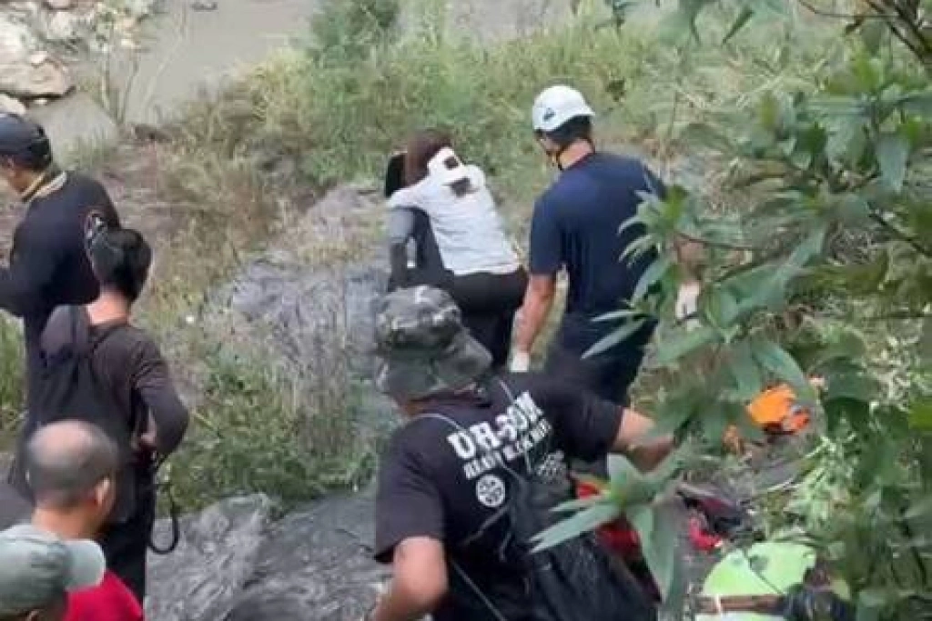 屏東獅王瀑布看風景遇岩壁崩落　3人受傷送醫