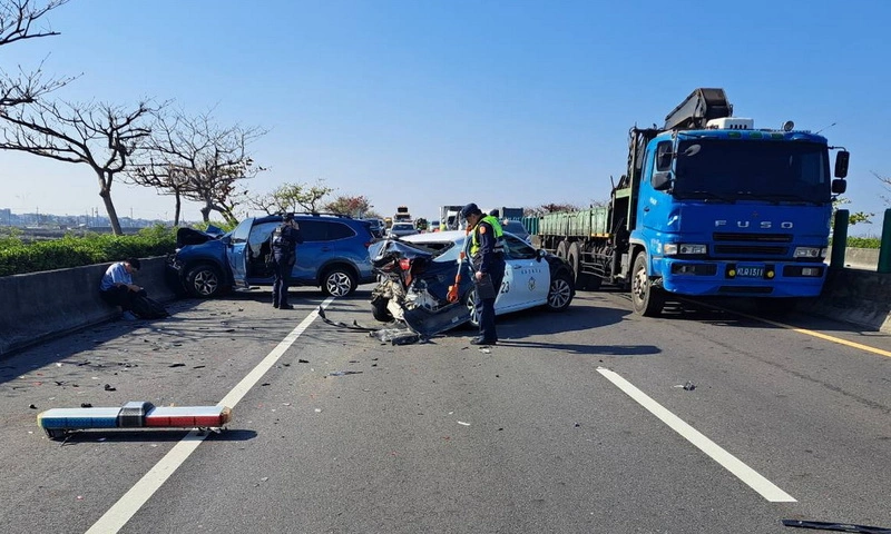 嘉縣警台61線處理交通事故　警車遭撞毀人無恙