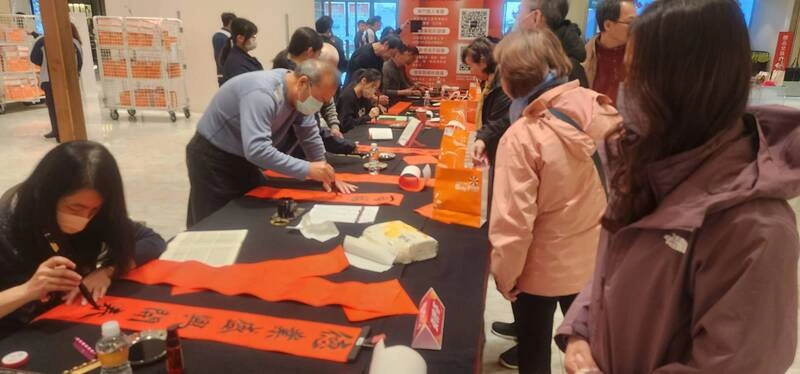 澎坊免稅店辦揮毫活動　春聯深受民眾喜愛