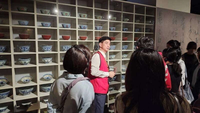 東吳學生前進故宮上課　故宮派遣導覽老師解說