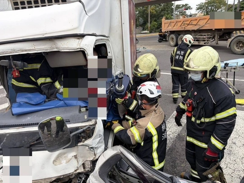 桃園砂石車疑違規轉彎釀禍　小貨車駕駛骨折送醫
