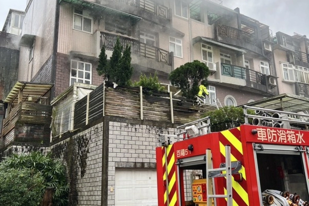 基隆七堵透天厝火警　2人受困3樓陽台獲救
