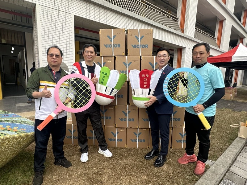 江啟臣偕運彩公會捐贈羽球　提供南陽國小訓練球