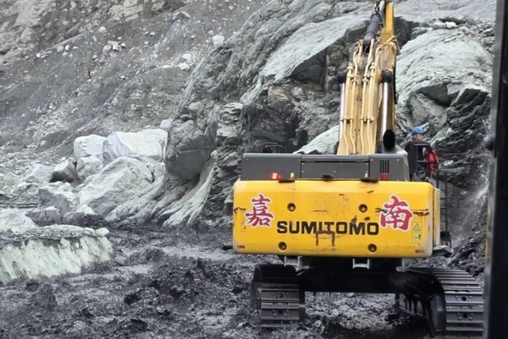 馬太鞍溪堰塞湖湖水幾見底 壩體降挖階段任務完成