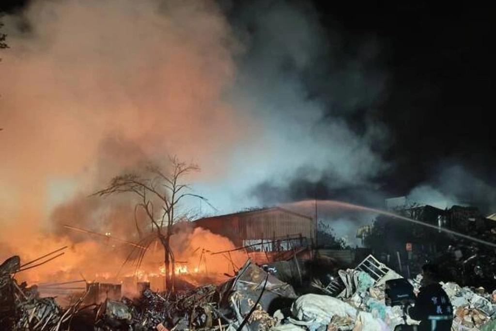 雲林褒忠資源回收場大火  嘉義彰化支援搶救