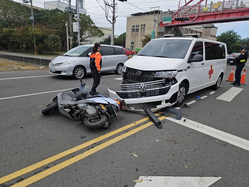 彰化翁騎車左轉撞民間救護車受傷送醫