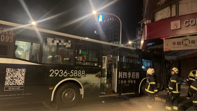 新北公車午夜撞騎樓駕駛稱已開車12小時　2乘客輕傷