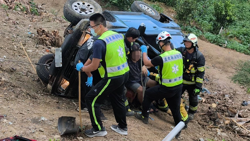 台東卑南疑車輛暴衝  撞破圍牆再衝卡邊坡父亡子傷