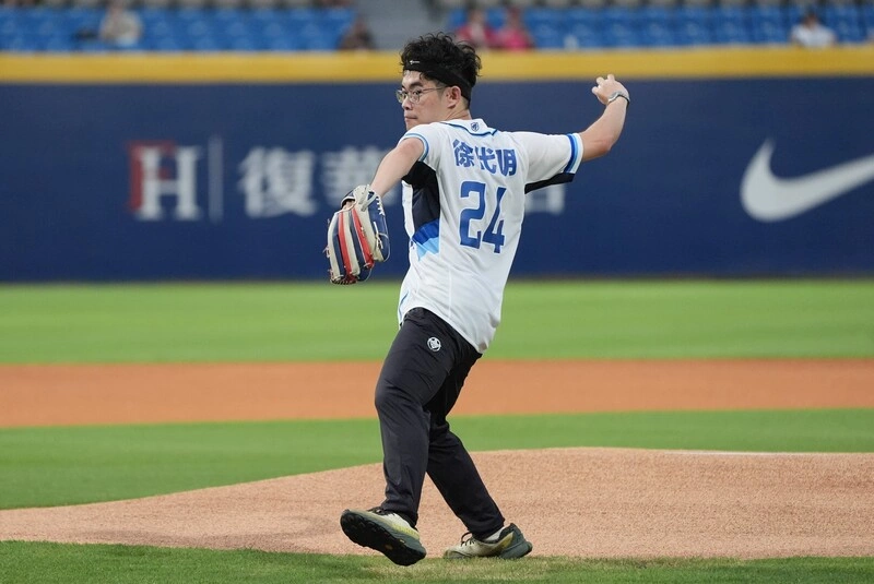 悍將主場賽事　聽損青年醫學生與聽奧國手許樂開球