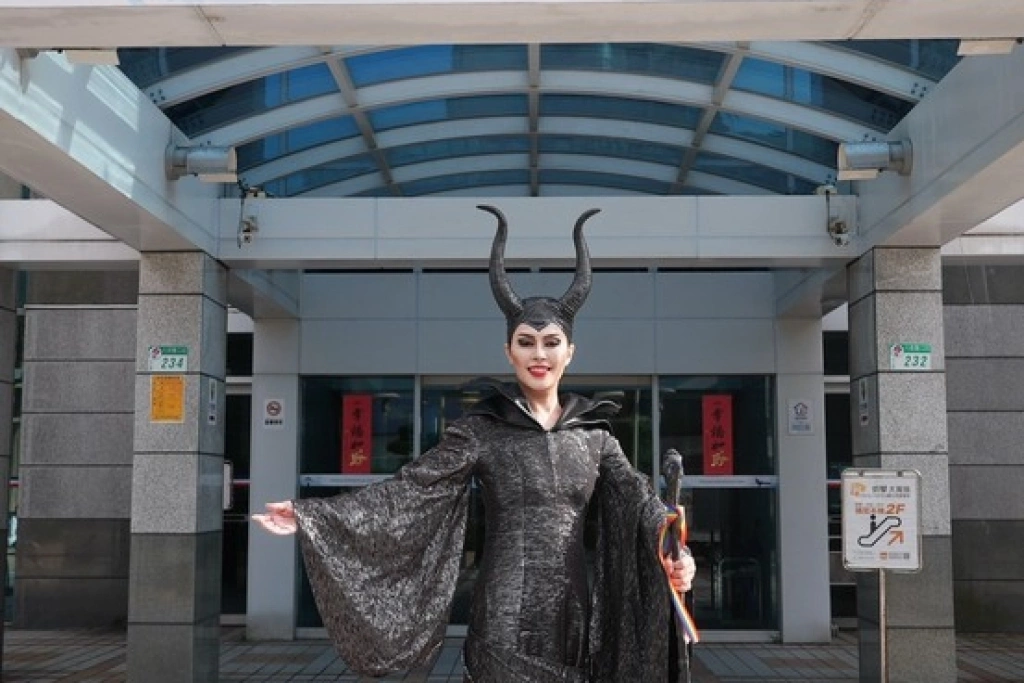 台灣同志遊行今登場　鄭麗文扮黑魔女表達祝福