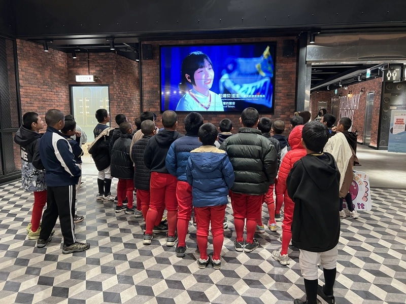 曾豪駒招待小球員看「冠軍之路」