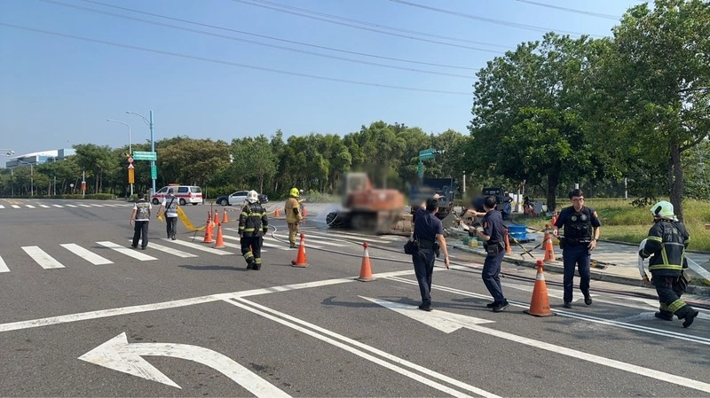高雄岡山區瓦斯管線破損　警消戒護管制提醒改道