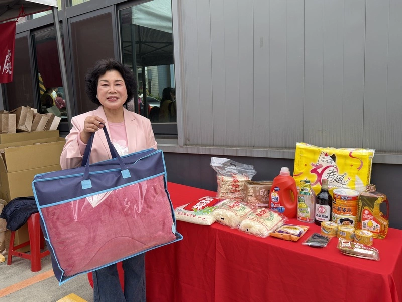 台中在地企業主送暖　助弱勢戶過冬